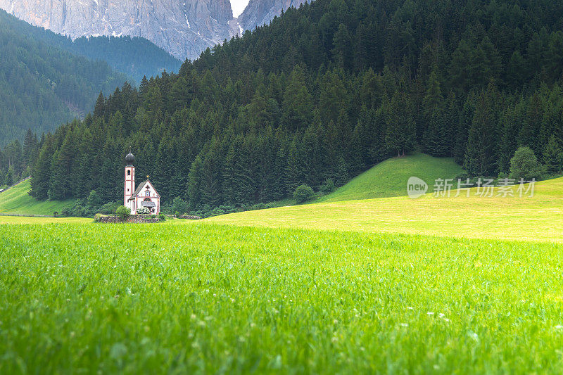 圣玛格达莱娜教堂附近的山景，Val di Funes, Dolomite阿尔卑斯山，意大利